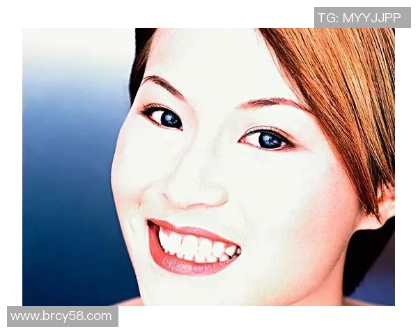 笑脸头像下的足球明星女神展现青春活力与运动魅力 笑脸头像下的足球明星女神展现青春活力与运动魅力