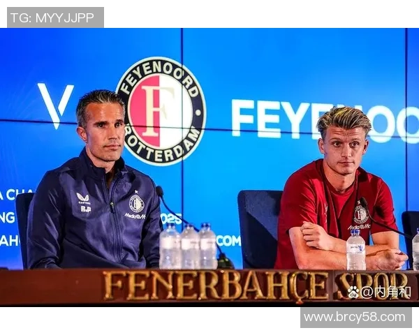 足球明星穿西服的时尚魅力与场外风采探讨